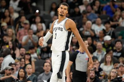 文班亚马首节就展示身体天赋贡献2次封盖，而鹈鹕全队仅有1个